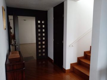 HERMOSO Y AMPLIO DEPARTAMENTO DUPLEX EN URBANIZACION CERRADA MIRAVALLE 4 CUMBAYA