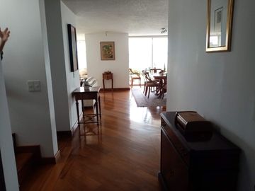 HERMOSO Y AMPLIO DEPARTAMENTO DUPLEX EN URBANIZACION CERRADA MIRAVALLE 4 CUMBAYA