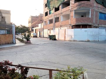Excelente Terreno en Esquina con zonificación RDM hasta 7 pisos $477,400 A.T. 341 mt.