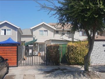 Acogedora Casa de 4D-3B-2E en Villa Jardines de Santa María, Maipú.