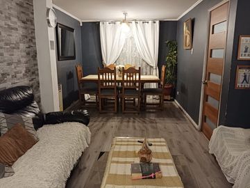 Acogedora Casa de 4D-3B-2E en Villa Jardines de Santa María, Maipú.