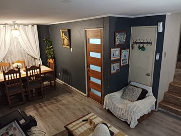 Acogedora Casa de 4D-3B-2E en Villa Jardines de Santa María, Maipú.