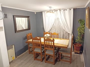 Acogedora Casa de 4D-3B-2E en Villa Jardines de Santa María, Maipú.