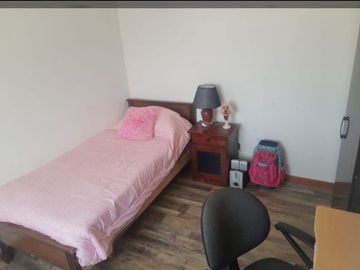 Acogedora Casa de 4D-3B-2E en Villa Jardines de Santa María, Maipú.