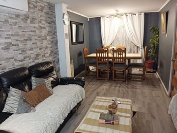 Acogedora Casa de 4D-3B-2E en Villa Jardines de Santa María, Maipú.