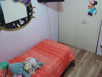 Acogedora Casa de 4D-3B-2E en Villa Jardines de Santa María, Maipú.