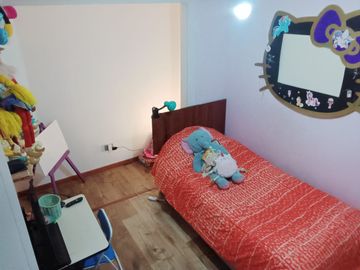 Acogedora Casa de 4D-3B-2E en Villa Jardines de Santa María, Maipú.
