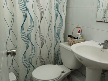 Acogedora Casa de 4D-3B-2E en Villa Jardines de Santa María, Maipú.