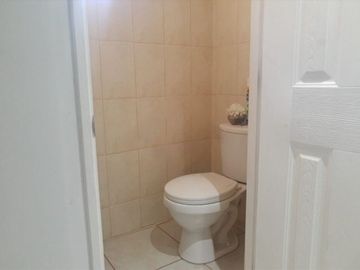 Acogedora Casa de 4D-3B-2E en Villa Jardines de Santa María, Maipú.