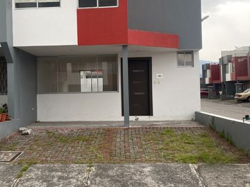 Casa en Venta en Conjunto Habitacional Di Torino – Sector Conocoto, Quito