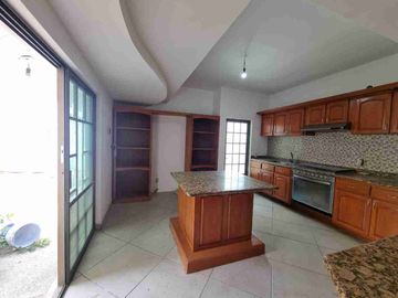 se vende casa  para familia grande   por el cerro del tesoro.  fracc consolidado  cerca de periférico sur  las águilas cruz del sur  López Mateos