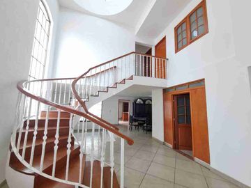 se vende casa  para familia grande   por el cerro del tesoro.  fracc consolidado  cerca de periférico sur  las águilas cruz del sur  López Mateos