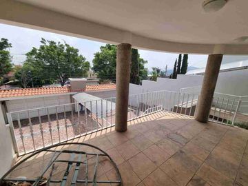 se vende casa  para familia grande   por el cerro del tesoro.  fracc consolidado  cerca de periférico sur  las águilas cruz del sur  López Mateos