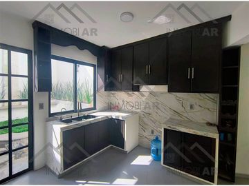 CASA EN VENTA CON 2 PLANTAS UBICADA EN NORTE 10 ORIZABA, VERACRUZ