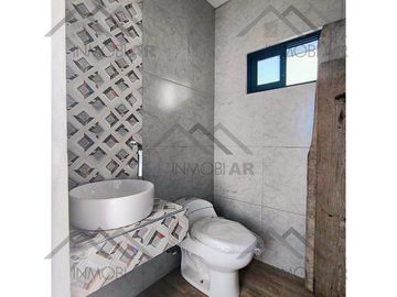 CASA EN VENTA CON 2 PLANTAS UBICADA EN NORTE 10 ORIZABA, VERACRUZ