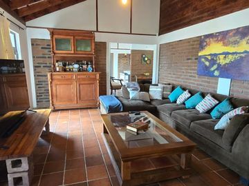 Calle Alegre, casa en condominio