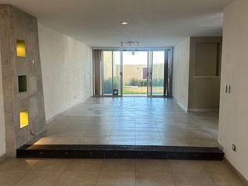 CUMBRES DEL LAGO JURIQUILLA EXCELENTE CASA CON 340 M2 CONSTRUCCION 3 RECAMARAS 3 GARAGES JARDIN
