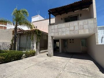 CUMBRES DEL LAGO JURIQUILLA EXCELENTE CASA CON 340 M2 CONSTRUCCION 3 RECAMARAS 3 GARAGES JARDIN