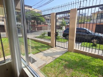 Venta Casa Para Vivienda en Inversion de 3 Pisos en Surco, Encalada, Primavera