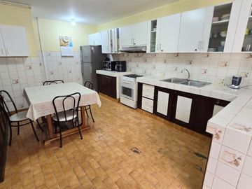 Venta Casa Para Vivienda en Inversion de 3 Pisos en Surco, Encalada, Primavera