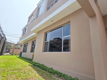 Venta Casa Para Vivienda en Inversion de 3 Pisos en Surco, Encalada, Primavera