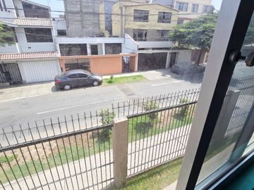 Venta Casa Para Vivienda en Inversion de 3 Pisos en Surco, Encalada, Primavera