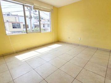 Venta Casa Para Vivienda en Inversion de 3 Pisos en Surco, Encalada, Primavera