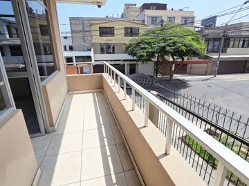 Venta Casa Para Vivienda en Inversion de 3 Pisos en Surco, Encalada, Primavera