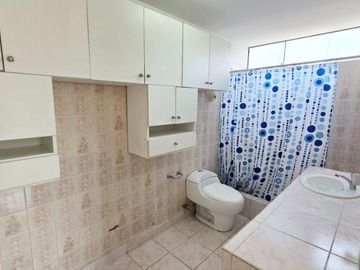 Venta Casa Para Vivienda en Inversion de 3 Pisos en Surco, Encalada, Primavera