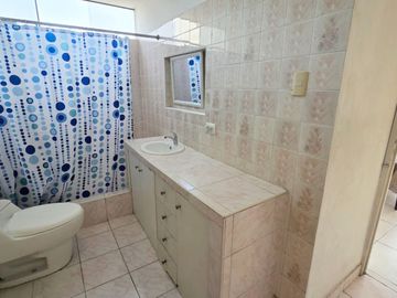 Venta Casa Para Vivienda en Inversion de 3 Pisos en Surco, Encalada, Primavera