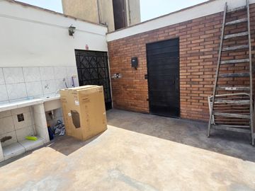 Venta Casa Para Vivienda en Inversion de 3 Pisos en Surco, Encalada, Primavera