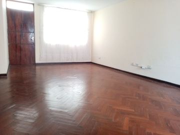 ALQUILO ACOGEDORA CASA EN SAN MIGUEL – ¡CERCA DE PLAZA SAN MIGUEL! 🏡