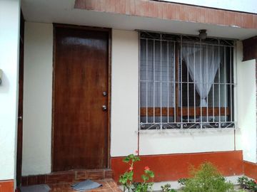 ALQUILO ACOGEDORA CASA EN SAN MIGUEL – ¡CERCA DE PLAZA SAN MIGUEL! 🏡
