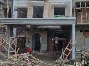 DIJUAL RUMAH 2 LANTAI DENGAN KOLAM RENANG DI GODEAN