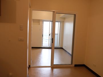 Nice View 1 Bedroom Condo with Parking in Torre De Manila near Luneta Park and Makati