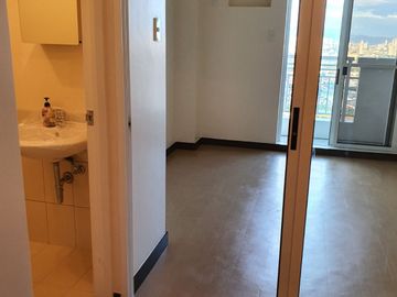 Nice View 1 Bedroom Condo with Parking in Torre De Manila near Luneta Park and Makati