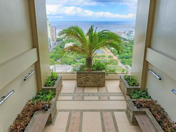 Nice View 1 Bedroom Condo with Parking in Torre De Manila near Luneta Park and Makati