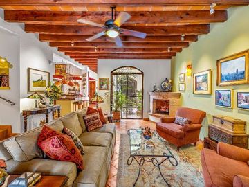 Joya de San Miguel: Casa Tatanacho Colonial con Jardín Privado