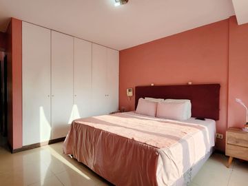 Venta de Departamento TRIPLEX en Casuarinas Sur-Santiago de Surco con Balcón, de 3 Dormitorios y 2 cocheras