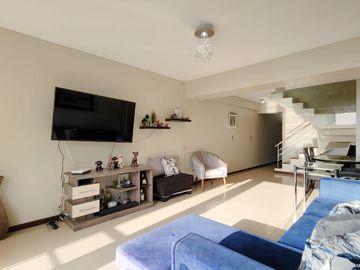 Venta de Departamento TRIPLEX en Casuarinas Sur-Santiago de Surco con Balcón, de 3 Dormitorios y 2 cocheras