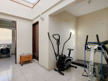 Venta de Departamento TRIPLEX en Casuarinas Sur-Santiago de Surco con Balcón, de 3 Dormitorios y 2 cocheras