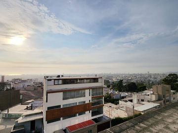 Venta de Departamento TRIPLEX en Casuarinas Sur-Santiago de Surco con Balcón, de 3 Dormitorios y 2 cocheras