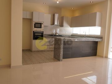 VENDO CASA DE ESTRENO EN URB. BOULEVARD PARK PLAZA,CASTILLA