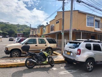 Casa Esquinera en Castilla Real 1 en Giron
