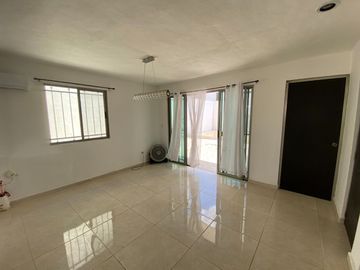 CASA EN RENTA EN AVENIDA EN LAS AMÉRICAS III, MÉRIDA.