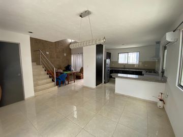 CASA EN RENTA EN AVENIDA EN LAS AMÉRICAS III, MÉRIDA.