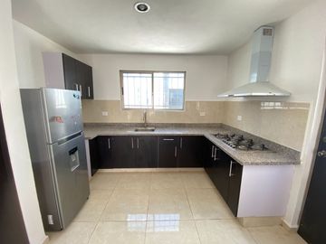 CASA EN RENTA EN AVENIDA EN LAS AMÉRICAS III, MÉRIDA.