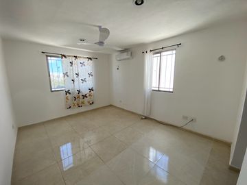 CASA EN RENTA EN AVENIDA EN LAS AMÉRICAS III, MÉRIDA.
