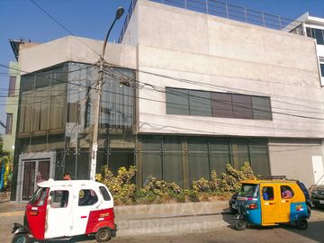 VENTA DE LOCAL COMERCIAL PARA EMPRESAS/BANCOS DE 461m2 - S.J.L