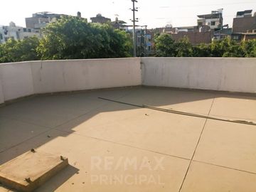 VENTA DE LOCAL COMERCIAL PARA EMPRESAS/BANCOS DE 461m2 - S.J.L